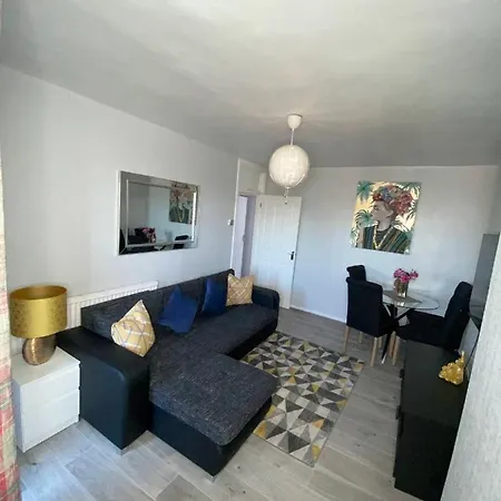 Bright, Spacious, Modern Interior Decor 2 Bedrooms With Amazing Views Apartment