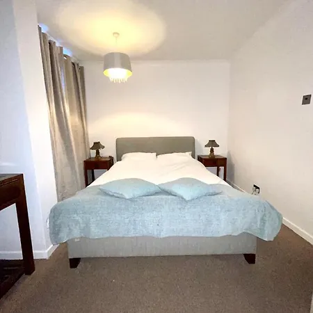 Victoria Two Bedroom Apartment London