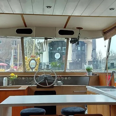 Rustic 2-bed Houseboat On The River Thames, In East *