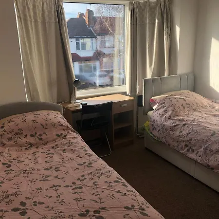 Apartment Well Located, Nice Three Double Bedroom House In West London *