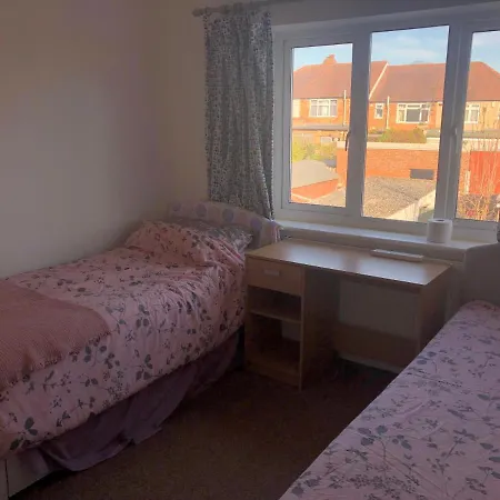 Well Located, Nice Three Double Bedroom House In West London Apartment