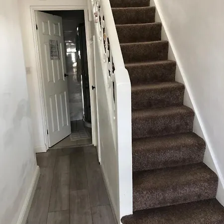 Well Located, Nice Three Double Bedroom House In West London Perivale