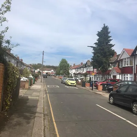 Apartment Well Located, Nice Three Double Bedroom House In West London Perivale