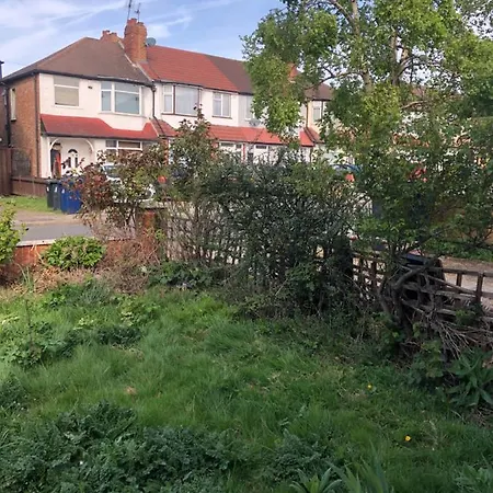 Well Located, Nice Three Double Bedroom House In West London Apartment *