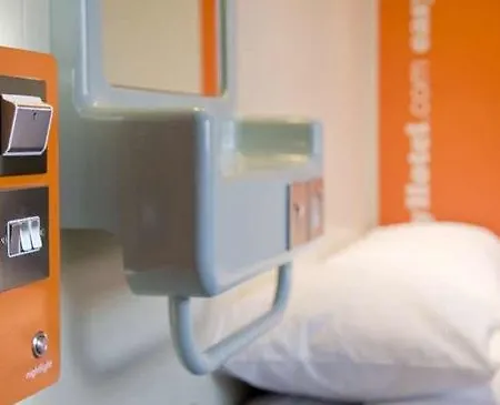 Hotel Easyhotel London Heathrow 2*