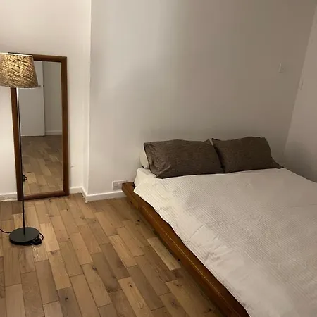 Charming Garden View Apartment London
