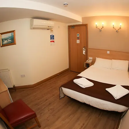 Holland Court 3*