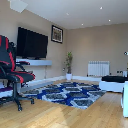 Entire 2 Bedroom Apartment *