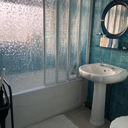 Well Located, Nice Three Double Bedroom House In West London *