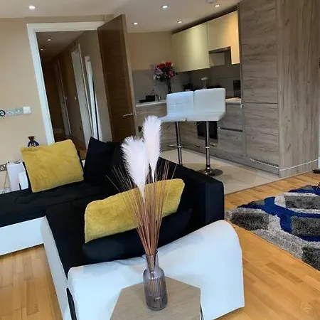 Apartment Entire 2 Bedroom