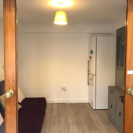 Apartment Well Located, Nice Three Double Bedroom House In West London