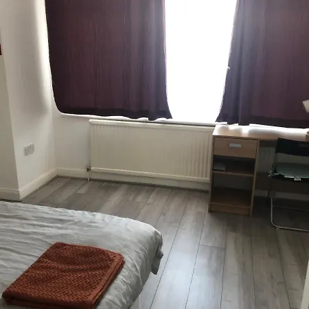 Well Located, Nice Three Double Bedroom House In West London Apartment Perivale