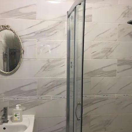 Well Located, Nice Three Double Bedroom House In West London Apartment
