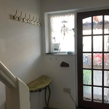 Well Located, Nice Three Double Bedroom House In West London Apartment *