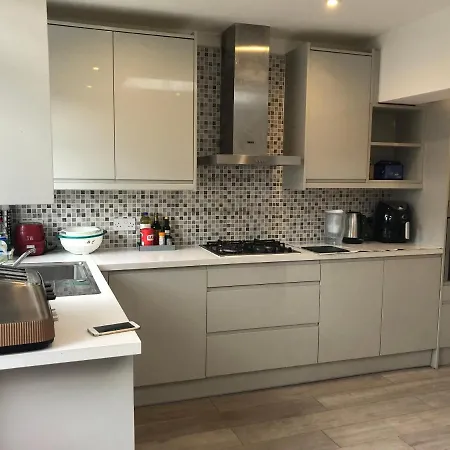 Apartment Well Located, Nice Three Double Bedroom House In West London