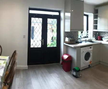 Apartment Well Located, Nice Three Double Bedroom House In West London Perivale