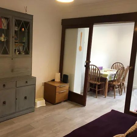 Apartment Well Located, Nice Three Double Bedroom House In West London