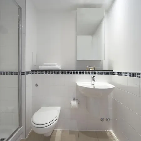 Marlin Stratford Aparthotel 4*