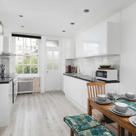 Apartment **authentic & Spacious 5 Bed Apartment/hyde Park** London