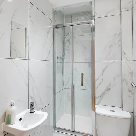 **authentic & Spacious 5 Bed Apartment/hyde Park** Apartment *