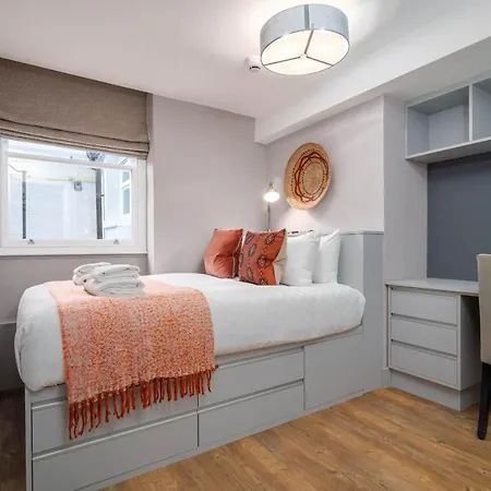 37 Doughty Street * Londra