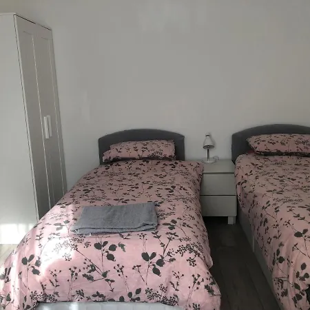Well Located, Nice Three Double Bedroom House In West London * Perivale