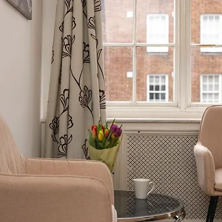 **authentic & Spacious 5 Bed Apartment/hyde Park** Apartment