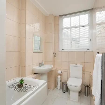 **authentic & Spacious 5 Bed Apartment/hyde Park** London