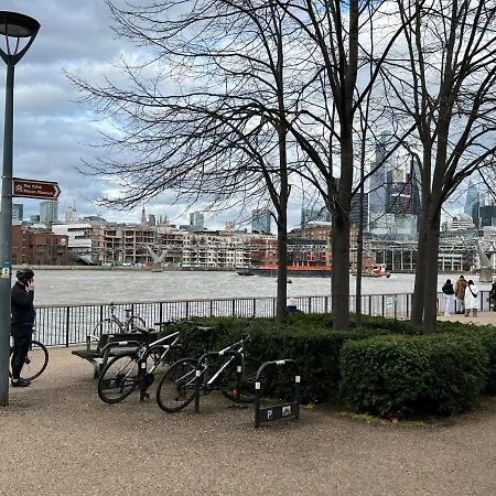 Thames Bankside River View * Londres