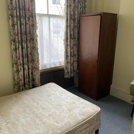 Merlyn Court Отель