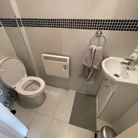 Holiday home Cheerful 3 Bedroom With Free Parking *