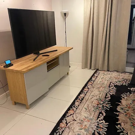 Cheerful 3 Bedroom With Free Parking Holiday home
