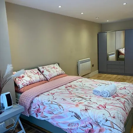 Entire 2 Bedroom Apartment Kingston upon Thames (Greater London)