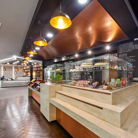 Ξενοδοχείο με διαμερίσματα Roomzzz Stratford 4*