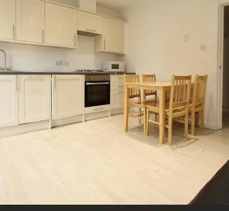 Guest house Renovated Family With Shared Kitchen And Bathroom In Angel London