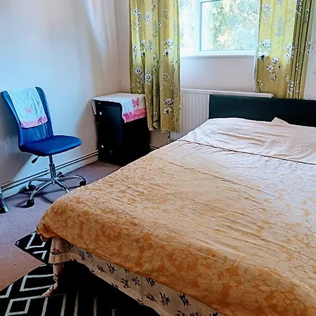 Comfortable Double Bedroom In London Homestay Hornchurch