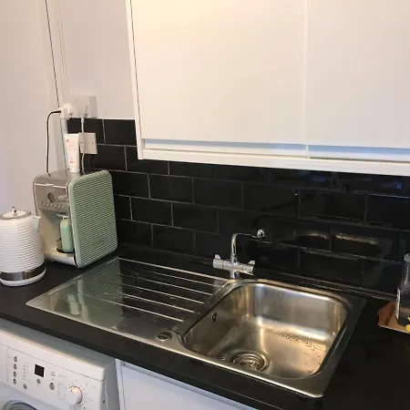 Sunny Flat In With Balcony, Just 15 Mins To Central! Londra