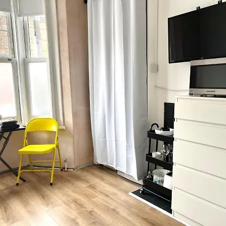 Renovated Small Self Contained Studio Appartement *