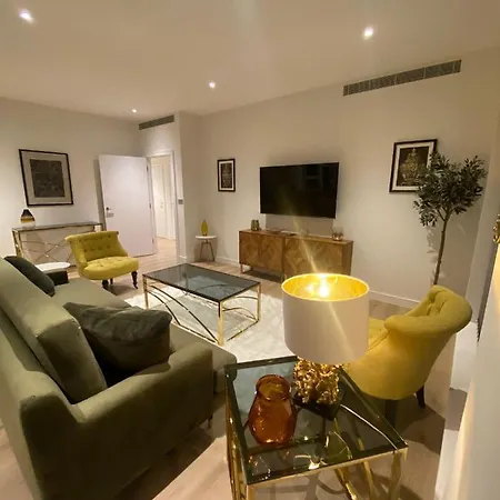 Marvelous 3 Bed Penthouse In Kewbridge Londres
