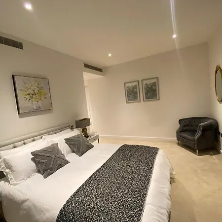 Marvelous 3 Bed Penthouse In Kewbridge
