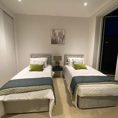Marvelous 3 Bed Penthouse In Kewbridge Apartamento