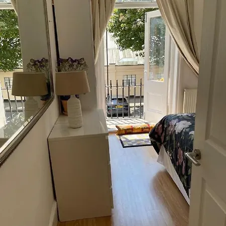 Apartment Hyde Park Mansion: Spacious 3-bedroom Balcony Retreat *