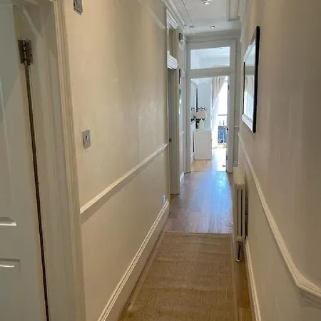 Hyde Park Mansion: Spacious 3-bedroom Balcony Retreat * London
