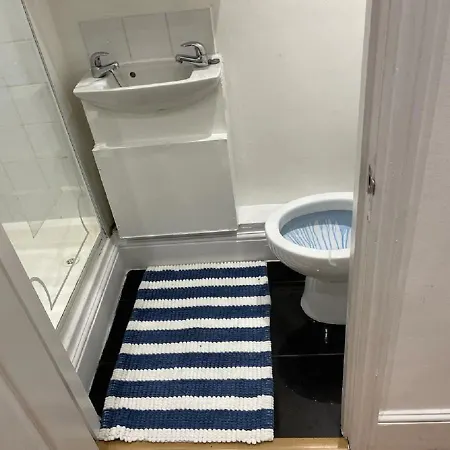 Hyde Park Mansion: Spacious 3-bedroom Balcony Retreat Apartment London