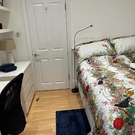 Hyde Park Mansion: Spacious 3-bedroom Balcony Retreat Apartment London