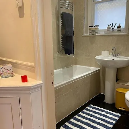 Hyde Park Mansion: Spacious 3-bedroom Balcony Retreat *