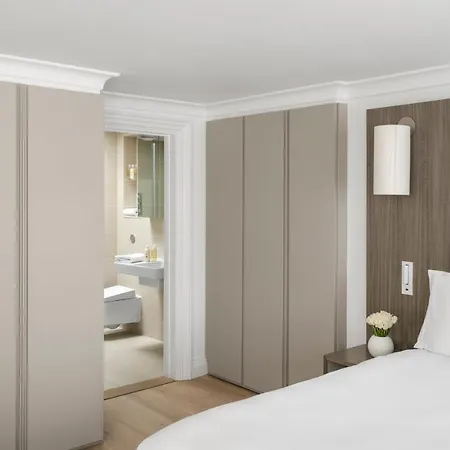 Metropolitan Hotel 5*