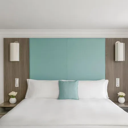 Metropolitan Hotel 5*