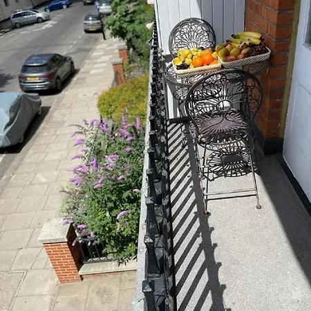 Hyde Park Mansion: Spacious 3-bedroom Balcony Retreat Apartment