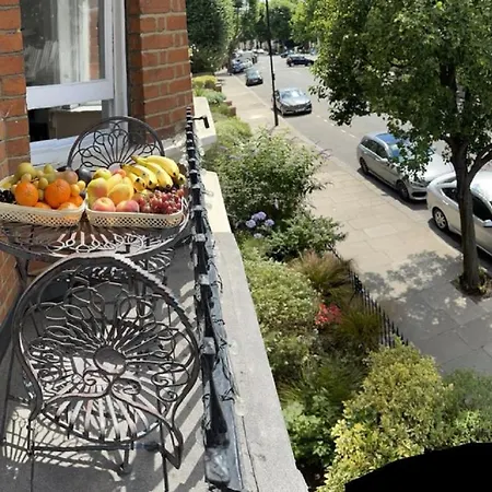 Apartment Hyde Park Mansion: Spacious 3-bedroom Balcony Retreat